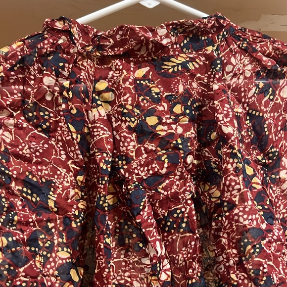 bash pullover top with burgundy base. Small flowers with 3d effect. Buttoned - Picture 6 of 7